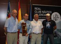 El ‘DIDGERIDOO" entrega al RCN Valencia el trofeo Erasmo de Armas obtenido en la XXVI Refata Oceánica HUELVA-LA GOMERA